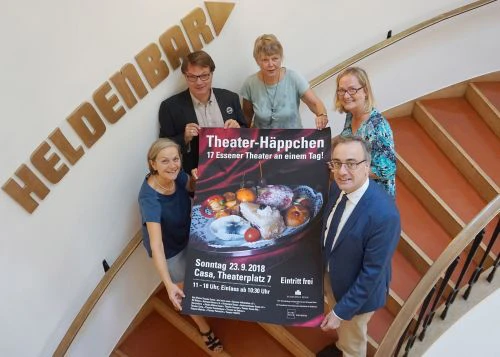 Laden ein (v. l). K. Plewa-Brodam, C. Tombeil, C. Sandmann, P. Broszeit und M. Al Ghusain | © Schauspiel Essen