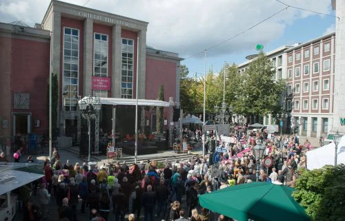 Theaterfest rund ums Grillo-Theater | © Diana Küster