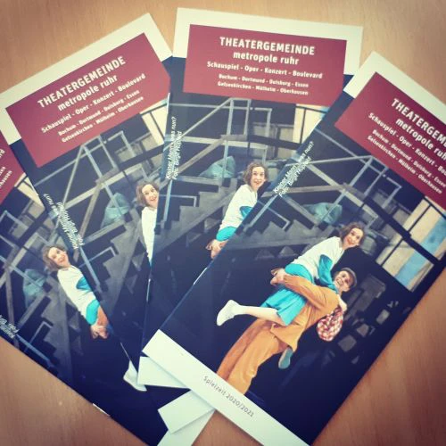 Druckfrische Programmhefte | © Sigrid Riemer