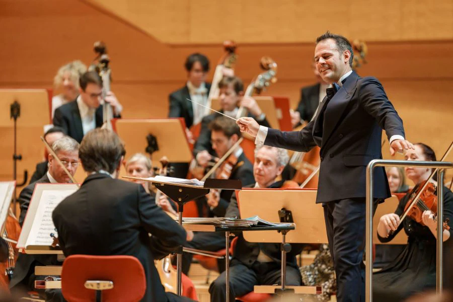 Andrea Sanguineti und die Essener Philharminoniker | © Volker Wiciok